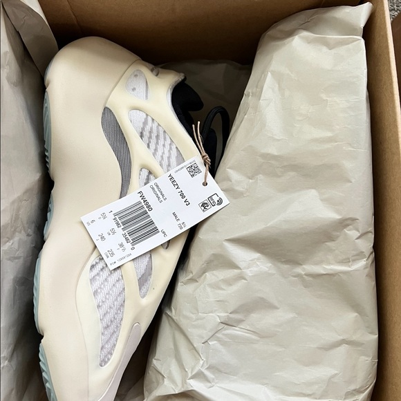 Adidas Yeezy 700 V3 Azael - Picture 8 of 10